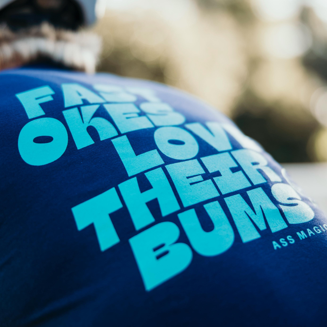 FAST OKES LOVE THEIR BUMS Tee - Navy