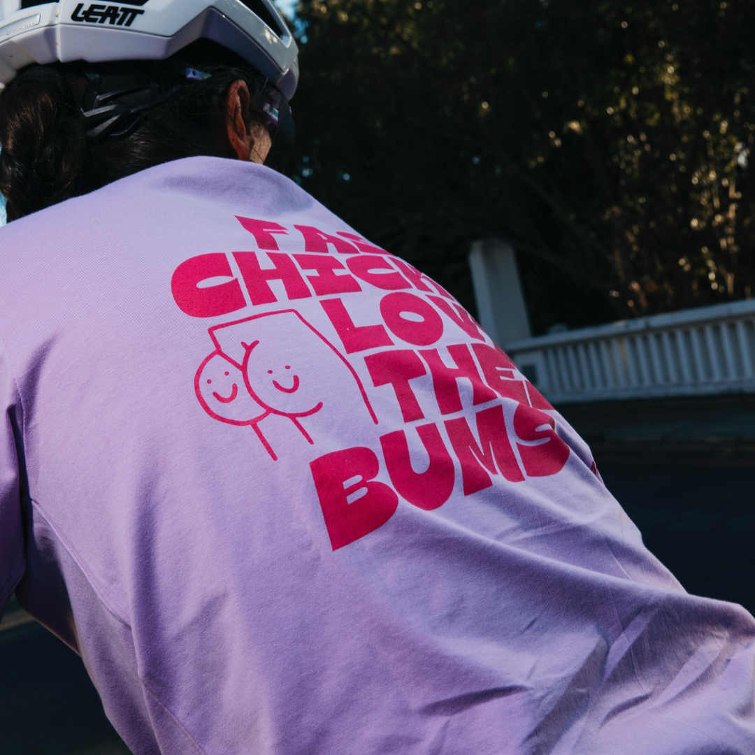 FAST CHICKS LOVE THEIR BUMS Tee - Lilac